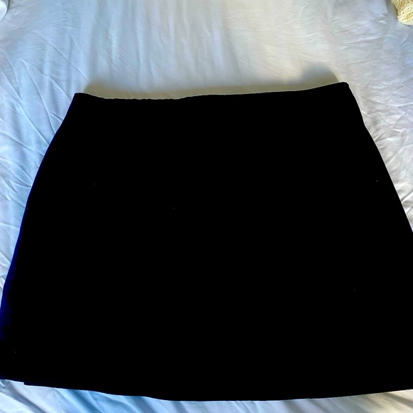 Aritzia Black Mini Skirt with Slit - Size 12 - Picture 3 of 4